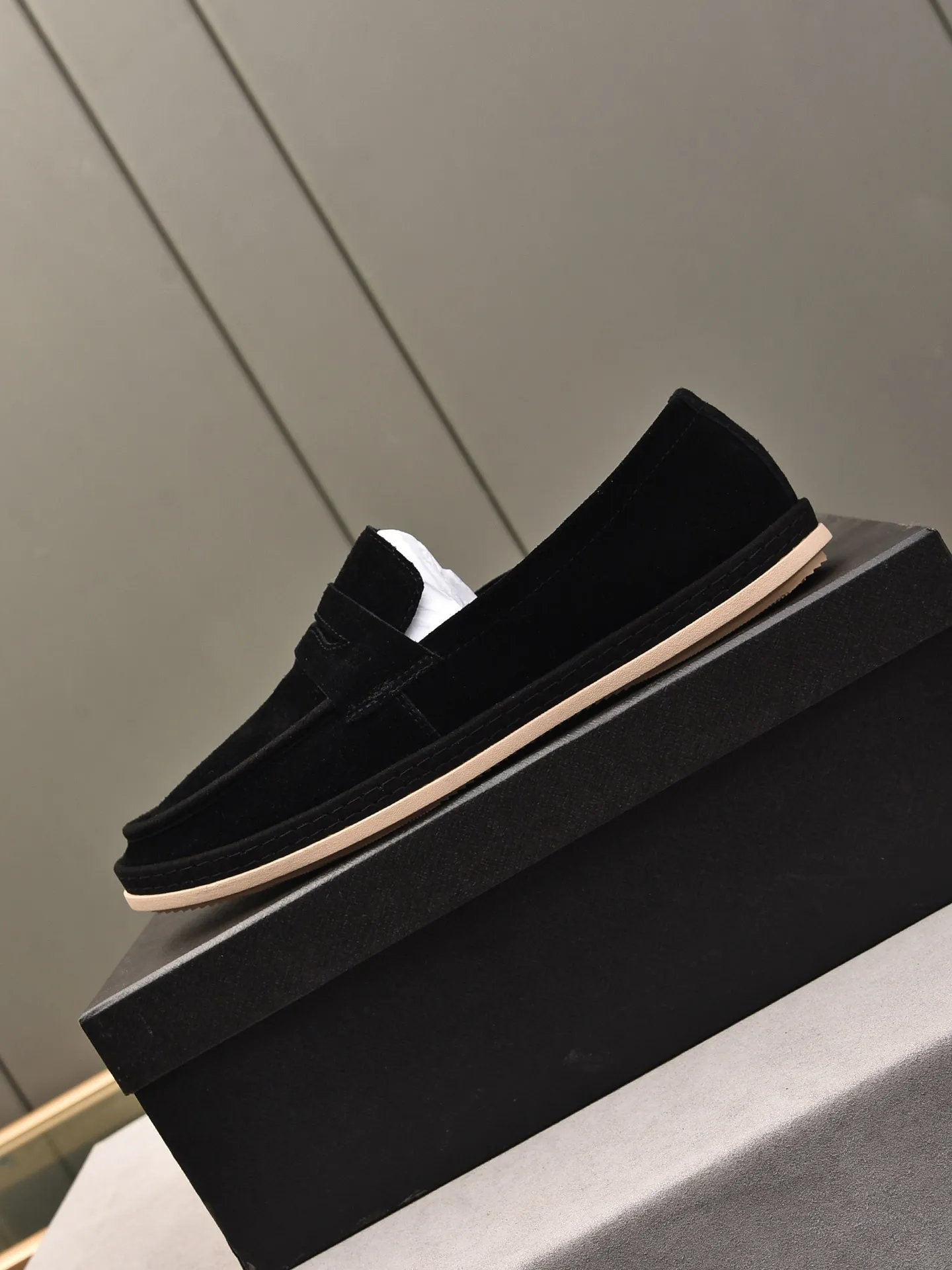 👟👟👟Men's Shoes💰P420 🆕🔥New Updates🔥👟PRADA (Prada) new products are released, imported soft cowhide, fashionable to allow air to penetrate the entire shoe, and the awesome shoes [strong] bring an extremely comfortable and breathable feeling! Beautiful inside and out! Exquisite workmanship, top-grade cowhide material, 😌Number: 38~44, black and white color options.